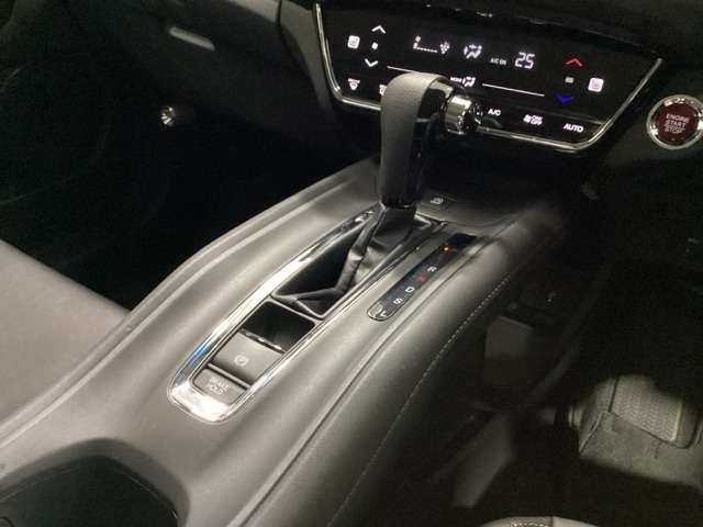 【電子制御パーキングブレーキ】指先で操作が簡単。スイッチを引くだけでパーキングブレーキの操作が可能です。