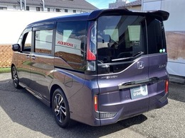 自社整備工場で点検整備をおこなってからお渡ししています。車検が残っている場合は『12ヶ月点検整備』を、車検整備付きの場合は『車検整備』をおこないます。整備費用は車両本体価格に含まれています。