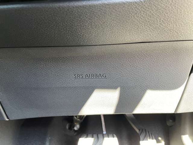 運転席にSRSニーエアバッグがついています