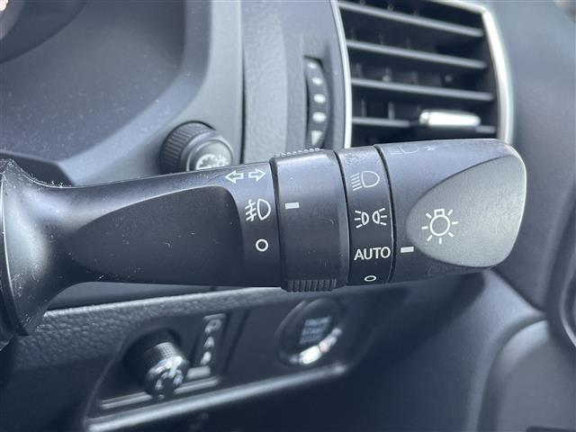【オートライト（AUTO）】外の明るさをシステムが感知して、自動でヘッドライトが点灯します。ヘッドライトをつけ忘れを防ぐ便利機能です。