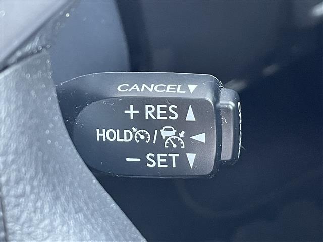 【レーダークルーズコントロール】アクセルを踏まなくても、設定した速度で走行できます。先行車との車間距離を適切に維持する追従走行の機能も有しています。機能には限界があるためご注意ください。