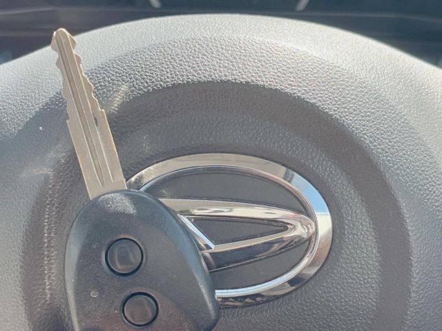 【キーレス】少し離れた場所からでもボタン一つでドアの開錠・施錠ができるのでとっても便利！ドアの鍵穴周りに傷をつけることもありません