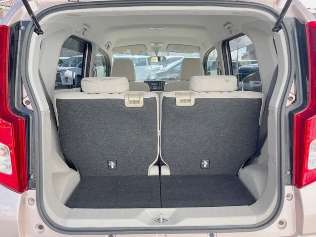 普段のお買い物や通勤、送迎等に十分な荷室スペースを確保しております。セカンドシートを倒すと、大きな荷物の積載も可能です♪