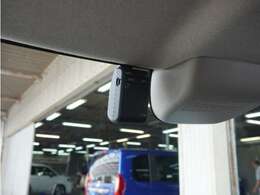 ◆ドライブレコーダー◆映像・音声などを記録する自動車用の装置です。　もしもの事故の際の記録はもちろん、旅行の際の思い出としてドライブの映像を楽しむことができます。