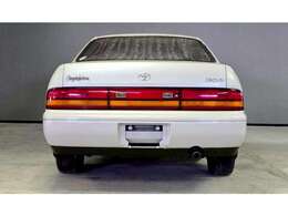 後ろから見えるレースのカーテンも当時のまま、渋さというか、なんというか、私は大好きです。