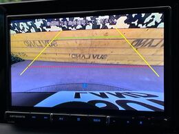 【バックカメラ】駐車時に後方がリアルタイム映像で確認できます。大型商業施設や立体駐車場での駐車時や、夜間のバック時に大活躍！運転スキルに関わらず、今や必須となった装備のひとつです！