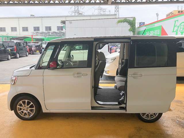 オートスライドドア付きで便利！傾斜に駐車した場合でも、スライドドアの開閉に苦労しません！後から装着困難な装備です！