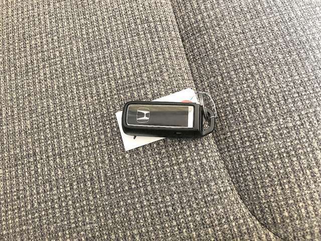 スマートキー付きです！鍵を出さず、ポケットやかばんの中に入れたままでも解錠できます！かなり便利な装備です！一度使えばクセになります！