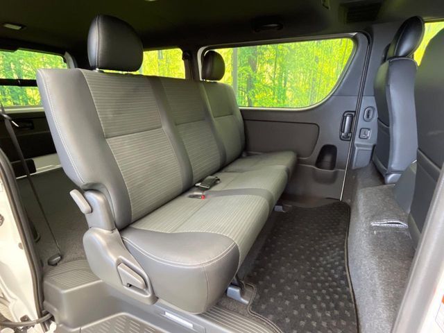 後部座席も気になるようなキズ・汚れやへたり等、大きなダメージはなく、良好な状態です。