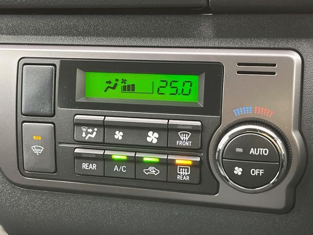 【オートエアコン】一度お好みの温度に設定すれば、車内の温度を検知し風量や温度を自動で調整。暑い…寒い…と何度もスイッチ操作をする必要はありません。快適な車内空間には必須の機能ですね♪