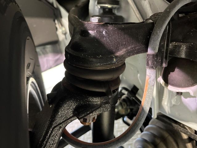 お車を安心してお乗りいただく為には、足回りの定期点検が欠かせません。サービスサポート（有償保証）では無料点検もご提供しており、安心のカーライフをお過ごしいただけるサポート体制が整っています。