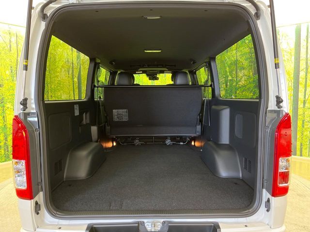 後席を格納すると、これだけの広さが！シーンに合わせたシートアレンジで、大きな荷物も積むことが出来ます♪