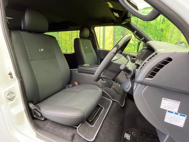 【ハーフレザーシート】高級感と座り心地を両立した人気のシート♪背面・座面のファブリック素材は、通気性の良さや滑りにくさに優れています。気温や服装に左右されず快適にお乗りいただけます。