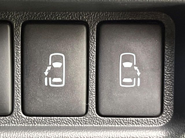 【両側パワースライドドア】スマートキーや運転席のスイッチで後席両側スライドドアの開閉が可能♪電動だから力を入れてドアを開ける必要が無く、小さなお子様でも簡単に開け閉めでき快適です♪