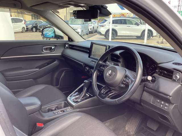 運転席は広々と快適なドライビングポジション