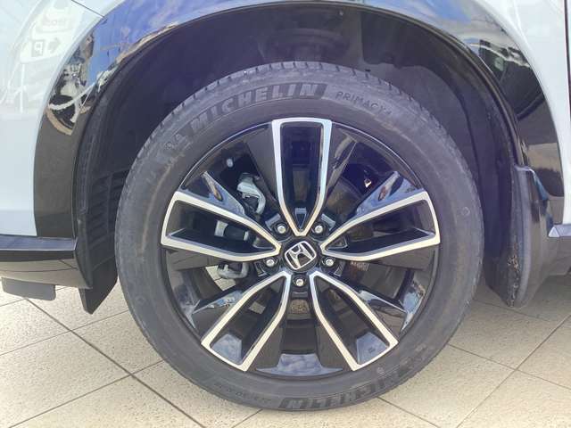 純正アルミホイール装着で足元もおしゃれ