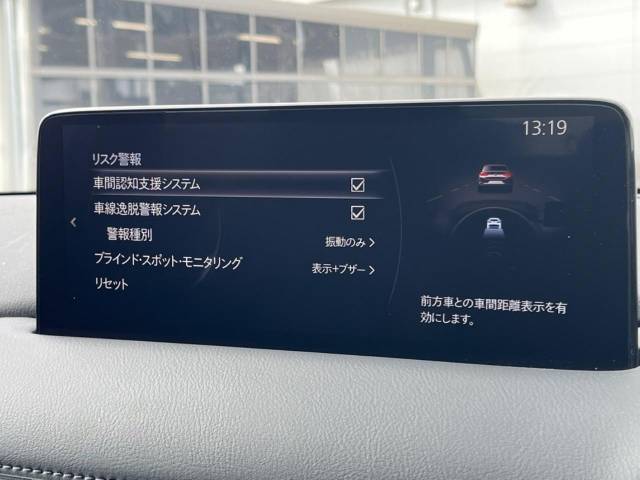 【スマートシティブレーキサポート】低速走行中に前方の車両等を認識し、衝突しそうな時は警報とブレーキで衝突回避と被害軽減をアシスト。より安全にドライブをお楽しみいただけます。