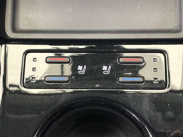 【運転席・助手席】座り心地が良いシートなので長時間の運転でも快適にお過ごしいただけます。新品のフロアマットのご注文も可能です。掲載箇所以外にご希望の写真がございましたらお気軽にお問い合わせ下さい。