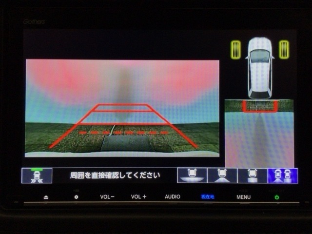 【バックカメラ】運転が苦手な方も車庫入れラクラクです！ギアをリバースに入れれば自動的に切り換わりますので、面倒な操作は不要です♪狭い駐車場もお車を傷つけず安心ですね！