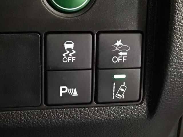 ホンダが推し進める総合先進安全装備のセンシング搭載！　衝突や斜線はみだしなどの危険が予測される時、センサーが警告。ヒューマンエラーを高度先進技術が補完してくれます。
