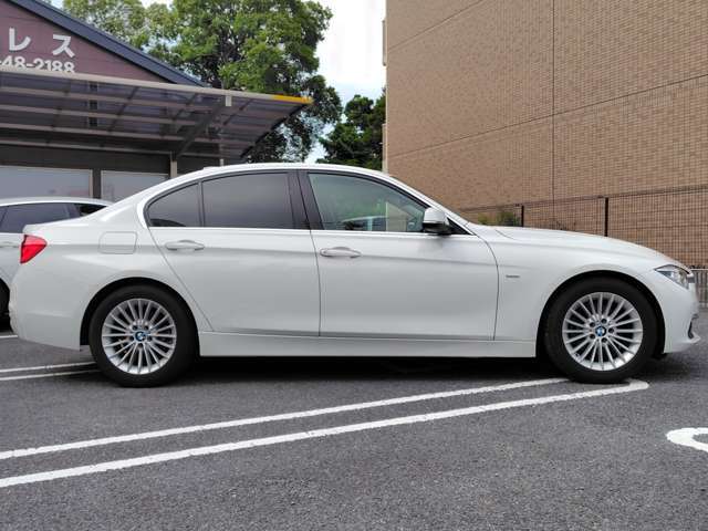 車両販売以外にも整備や車検、鈑金、ドラレコや社外ナビ取り付け、ガラスコーティング施工なども専門店ならではの安心価格にて対応可能です。