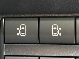 【両側スライドドア】駐車場で隣の車との間隔が狭く乗りにくい時、スライドドアなら安心！ドアオープン時も幅を取らず、開口部が広いので乗り降りがとっても簡単です。大きな荷物の出し入れも後席から可能♪