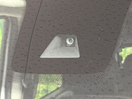 【三菱e-Assist】走行中に前方の車両等を認識し、衝突しそうな時は警報とブレーキで衝突回避と被害軽減をアシスト。より安全にドライブをお楽しみいただけます。