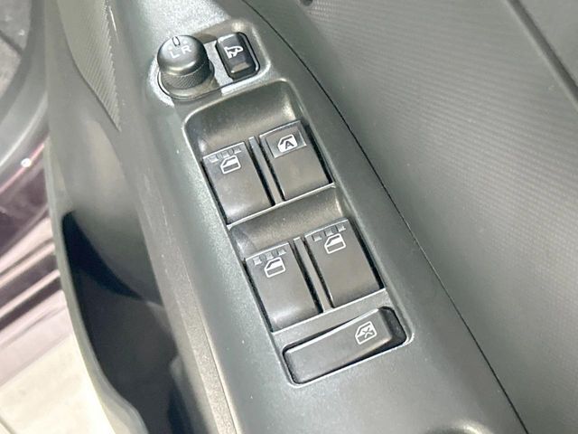 【電動格納ミラー】サイドミラーは電動格納式となっており、狭い駐車場でもキズがつくリスクを抑えられます。