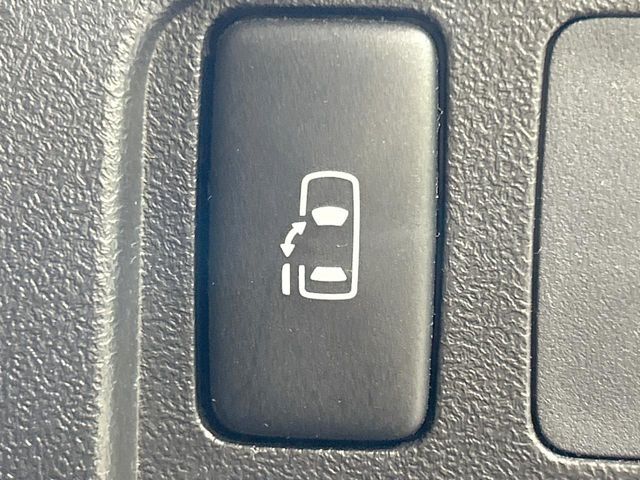 【パワースライドドア】スマートキーや運転席のスイッチでスライドドアの開閉が可能♪電動だから力を入れてドアを開ける必要が無く、小さいお子様でも、重い荷物を持っている時もラクに開け閉めできます♪