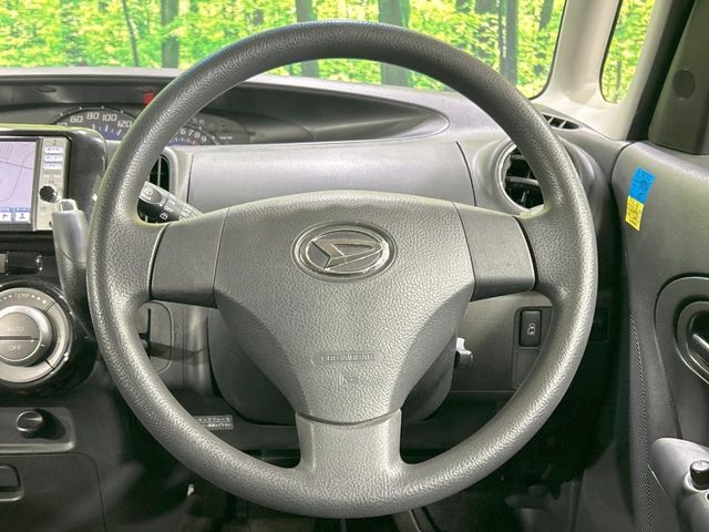 インテリアに合わせたデザインのステアリングは、運転される方のことも考え、運転しやすい形状、大きさです。是非一度、実際に触ってお確かめください。