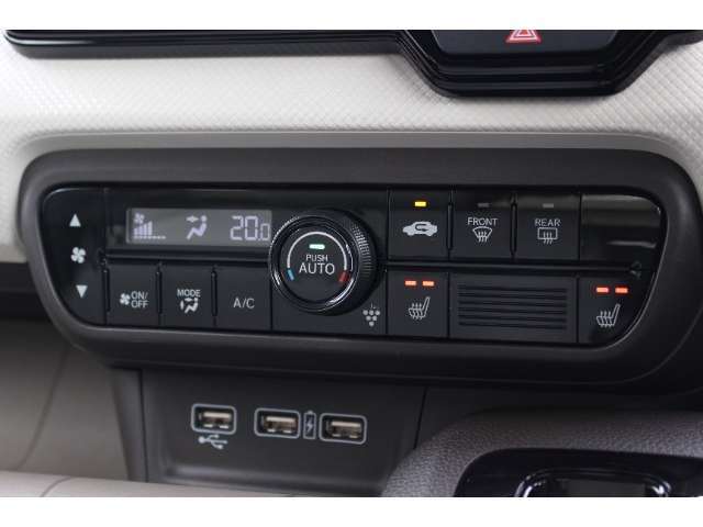 プラズマクラスター技術搭載フルオートエアコンを装備。車内の温度設定だけでなく空気清浄や脱臭などの効果を発揮して車内は快適空間♪