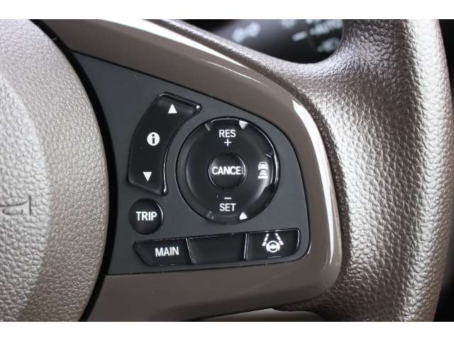 安全運転支援システムHonda SENSINGを搭載。衝突軽減ブレーキや、誤発進抑制機能、アダプティブクルーズコントロール、車線維持など複数の先進技術で安心・快適なドライブをサポートします。