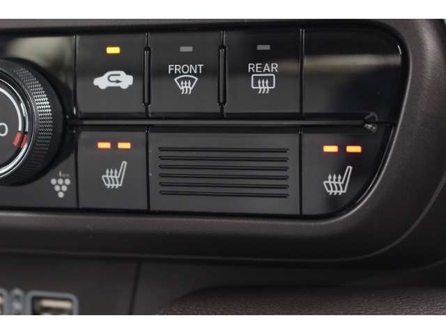 運転席・助手席に2段階の温度調整があるシートヒーターを装備。寒い朝、車に乗り込んですぐにシートヒーターをオン！温かさが広がり、冷たい朝も快適に始まります