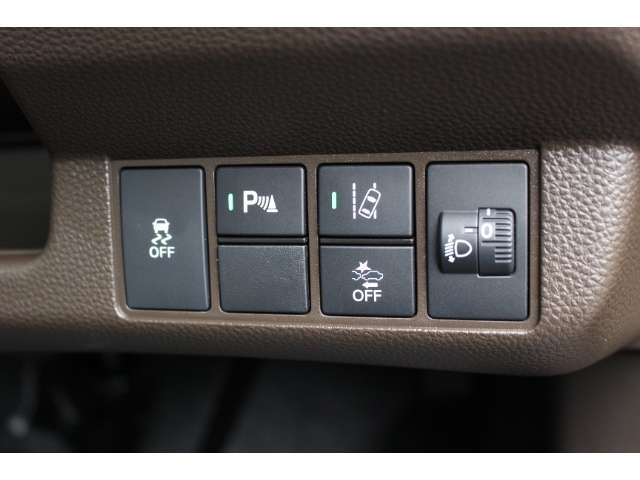 いつでも、どんな場面でも、不安なく安心して運転できるように、ドライバーと一緒に周囲に気を配り、もしもに備える、Honda SENSINGのさまざまな機能や装備が充実しています。