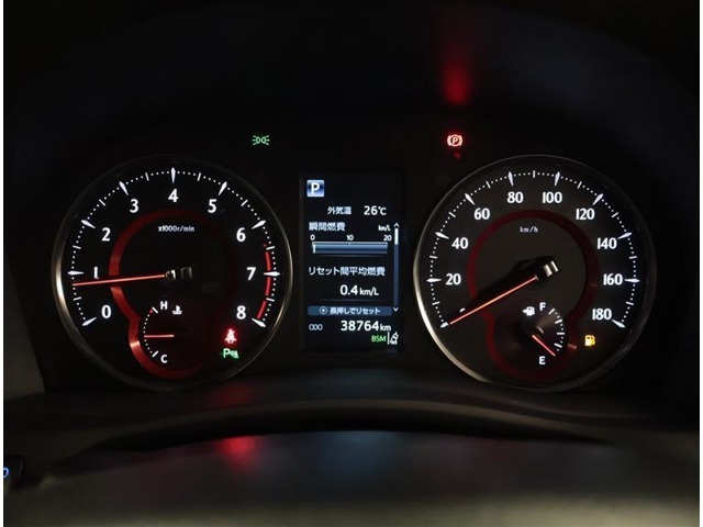 とっても見やすいメーターです。夜間時はラグジュアリーな気分にさせてくれる照明が魅力ですので、夜のドライブも楽しみになりますよ♪