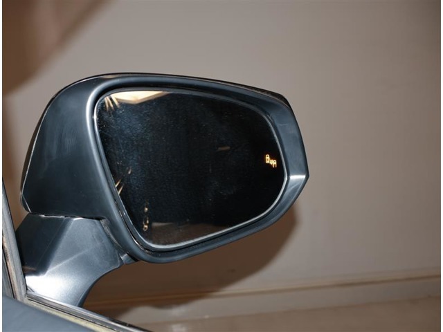 隣車線を走る車両をレーダーで検知し、ドアミラーでは確認しにくい後側方エリアに存在する車両に加え、急接近してくる車両も検知します。車両を検知するとドアミラーに搭載されたLEDインジケーターが点灯します。