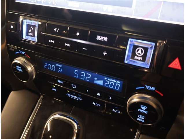 左右独立温度コントロールフルオートエアコンです。運転席、助手席それぞれで独立して温度設定ができます。冷え性の方が乗っても安心ですね♪