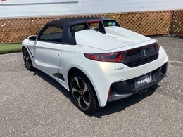 自社整備工場で点検整備をおこなってからお渡ししています。車検が残っている場合は『12ヶ月点検整備』を、車検整備付きの場合は『車検整備』をおこないます。整備費用は車両本体価格に含まれています。