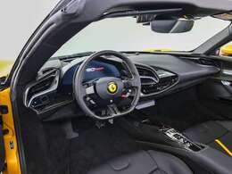 内装はNEROを選択しております。落ち着いたシックな内装となっております。弊社ではクリーニングを実施し、清潔な状態でお客様へデリバリーさせて頂きます。