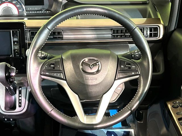 【純正革巻きステアリング】上質な革を使用することで、手にしっかり馴染みとても運転しやすいハンドルです♪