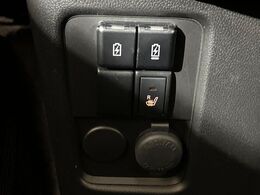 【シートヒーター】寒い日に重宝するシートヒーター！エアコンより早く温まってくれるので寒がりの人も安心ですね♪エアコンの温風は乾燥するから苦手、という方にもをおすすめです。