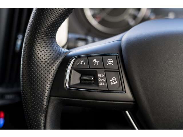 前車追従型のクルーズコントロールを装備しておりドライブ中でもステアリングから手を離さず操作が可能です。パドルシフト付です。