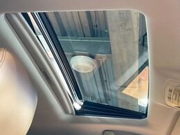 【サンルーフ】開放感たっぷりの希少装備、サンルーフが装着されています！車内に明かりを取り入れたり景色を楽しむ以外にも、車内の空気も簡単に換気できて快適です！
