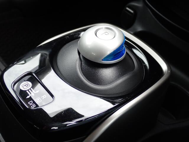 シフトノブはスレがなく、きれいな状態です。いつでも触れる部分がきれいだと大切に乗られていたことが分かりますよ。