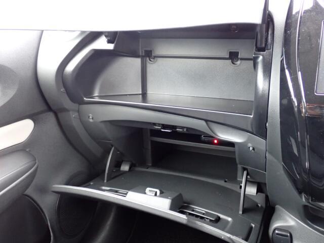 収納たっぷりグローブボックス。