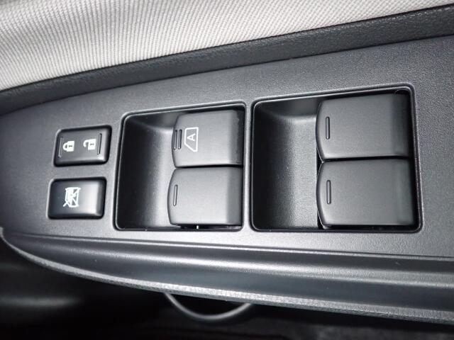 窓の開閉は電動（パワーウィンド）になりますので、便利ですよね。