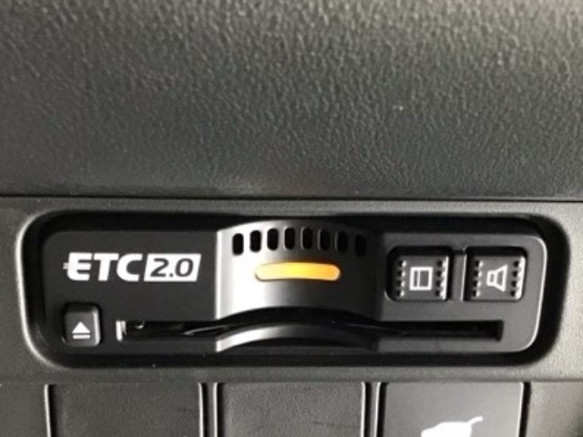 ETC2.0が標準装備です。高速道路の渋滞情報や静止画像提供などをナビとリンクして画面でお知らせします。また、高速道路の一時退出対象インターでは料金据え置きで一時退出もできます