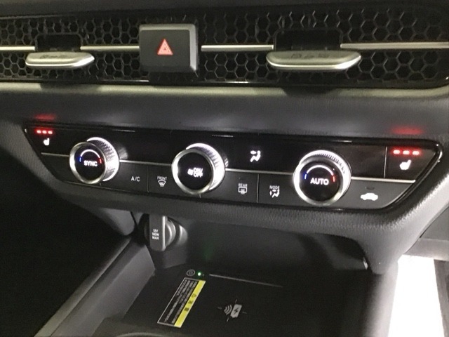 運転席/助手席シートヒーターで寒い日もすぐに温かくなり快適に過ごせます。3段階の温度調整が可能です