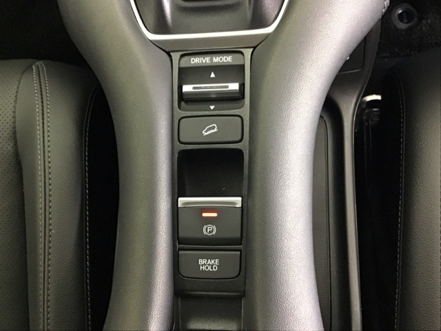 パーキングブレーキはスマートな電子制御式と合わせて渋滞時等にブレーキペダルから足を離しても停車状態を保持してくれるオートブレーキホールド機能で運転が楽になります。スタートはアクセルペダルを踏むだけ