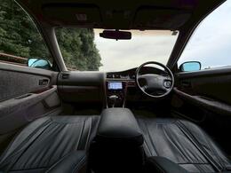 インテリアはタバコ臭や、芳香剤などの気になるニオイはございません。シートは革調となっておりますパナソニック製SDナビゲーションも装備済みでバックカメラも装備！